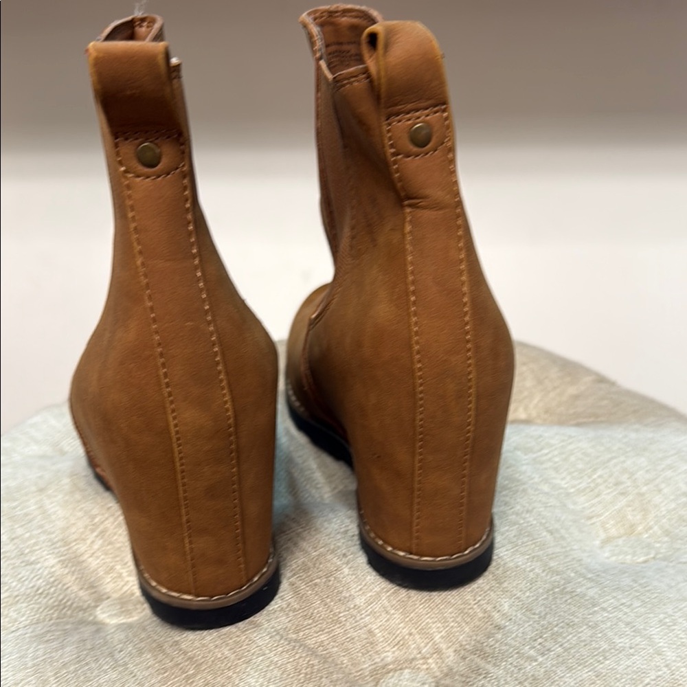 Universal Thread Tan Wedge Shoes - Picture 4 of 8